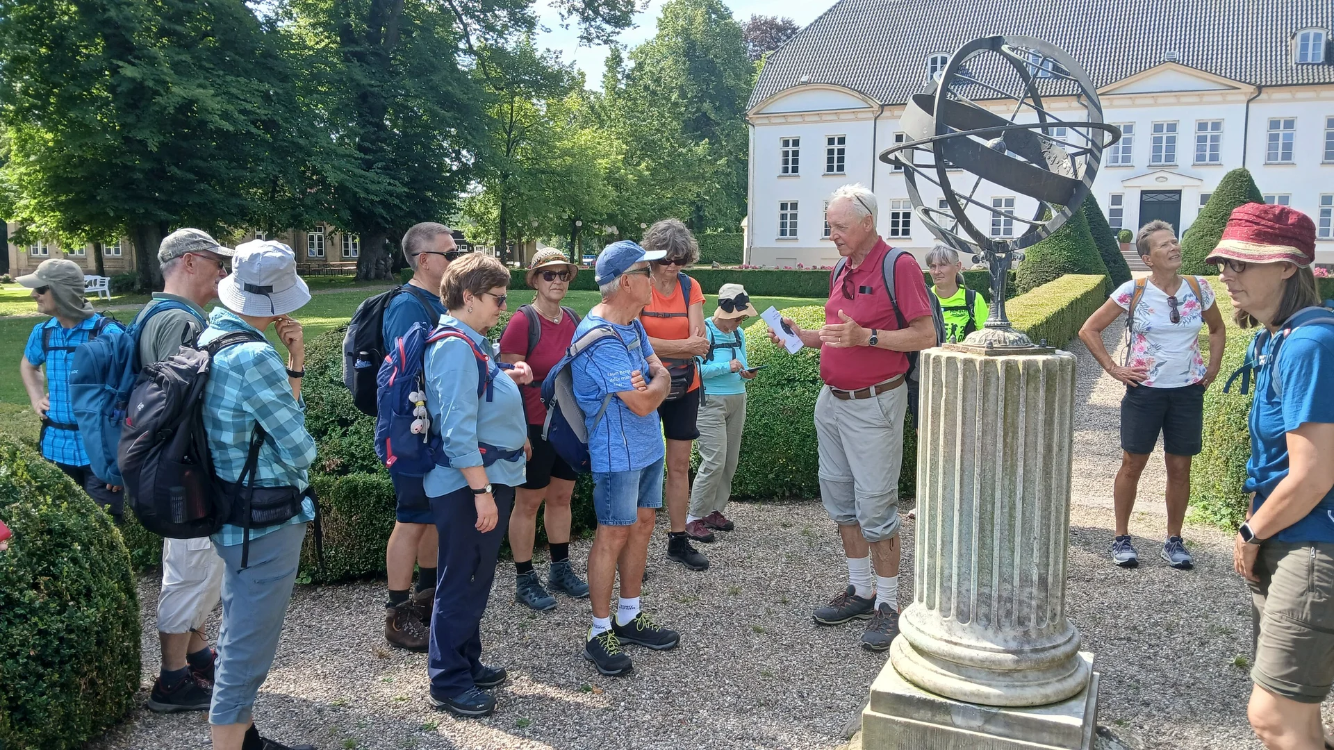 Eine Gruppe Wanderer vor dem Schloß Louisenlund | © Kai Vermehren