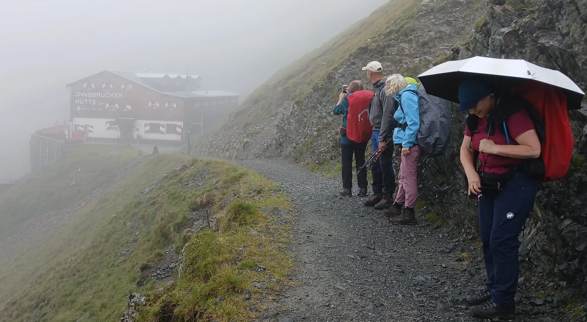 Wanderer im Nebel vor einer Berghütte | © Kai Vermehren