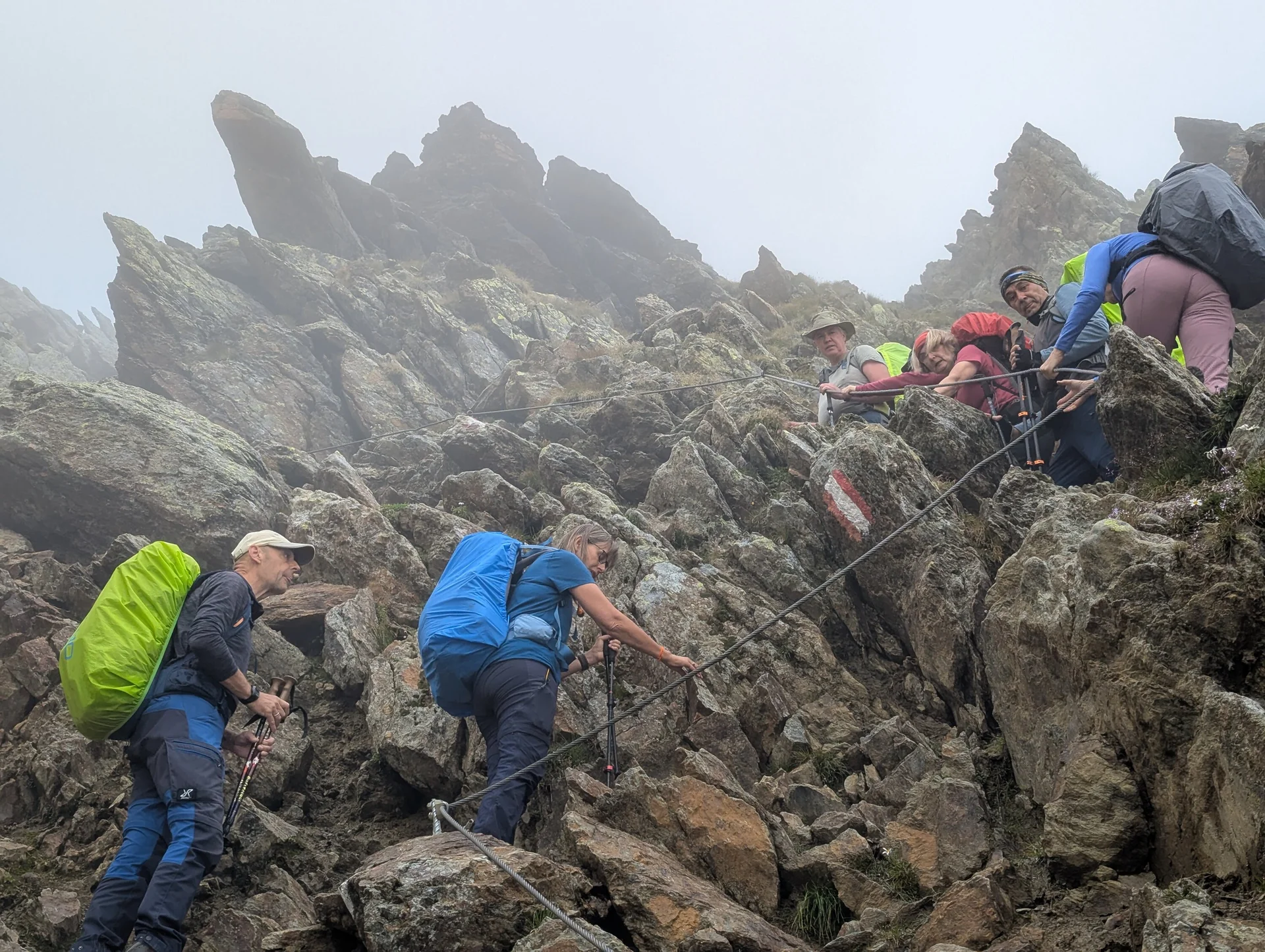 Wanderer auf einem Bergweg | © Lasse Vermehren