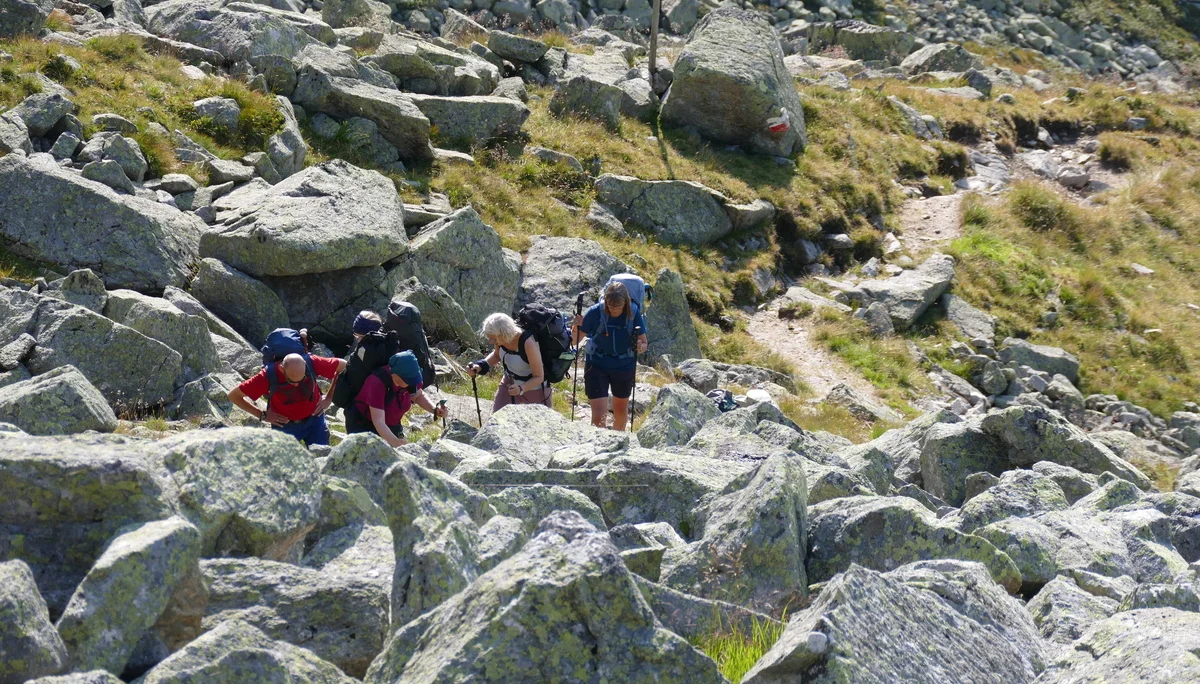Wanderer beim Überqueren eines Bergbaches | © Kai Vermehren