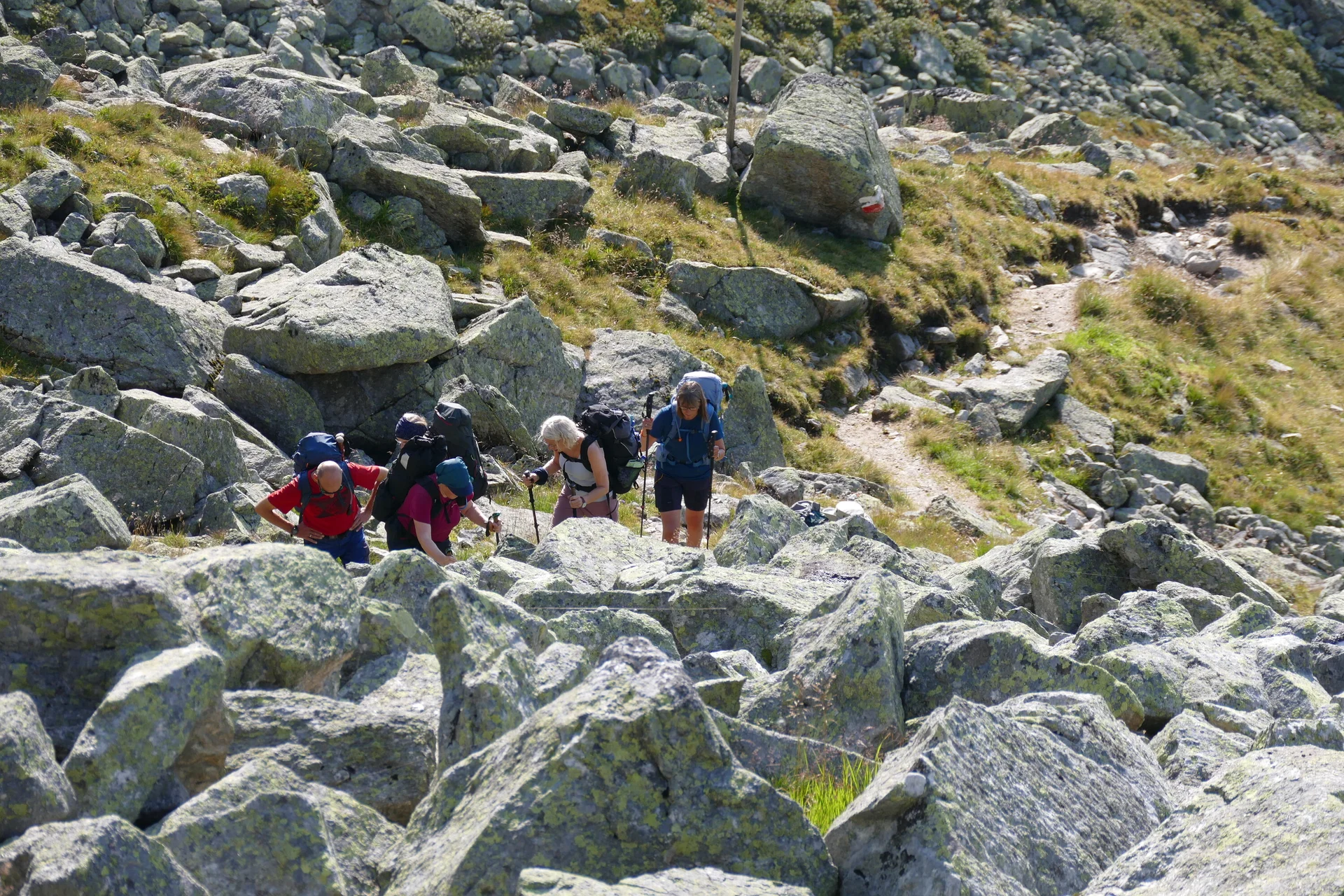 Wanderer beim Überqueren eines Bergbaches | © Kai Vermehren