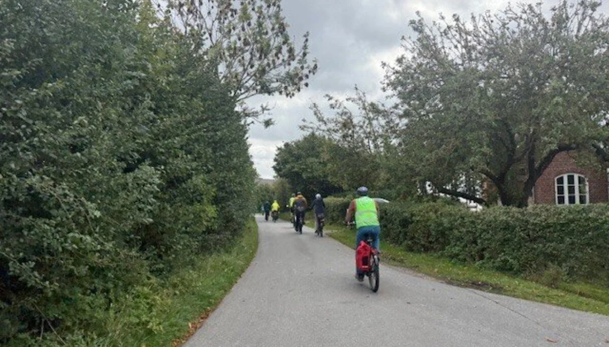eine Gruppe Radfahrer auf einem Sandweg | © Gerhild Schiller