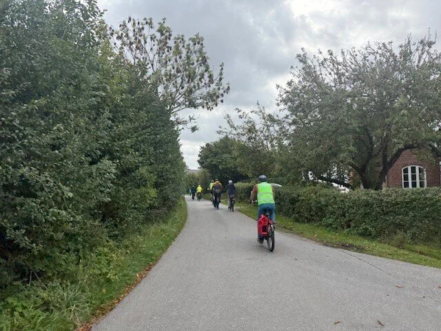 eine Gruppe Radfahrer auf einem Sandweg | © Gerhild Schiller