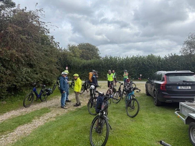 eine Gruppe Radfahrer bei der Pause | © Gerhild Schiller