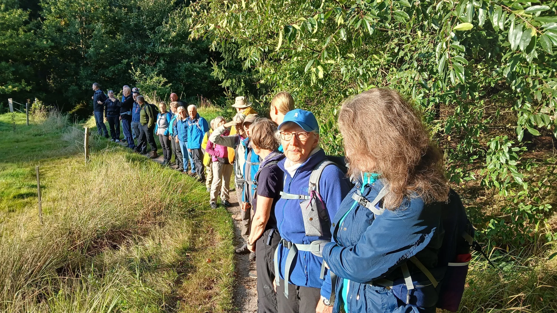 Wanderer auf einer Lichtung im Wald | © Kai Vermehren