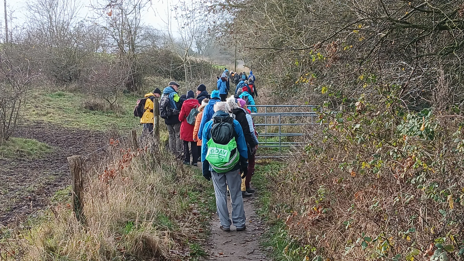 Wanderer an einem Wildgatter | © Kai Vermehren