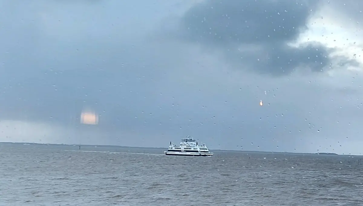 Eine Gruppe Wanderer auf einer Straßenkreuzung | © Claudia Behnke