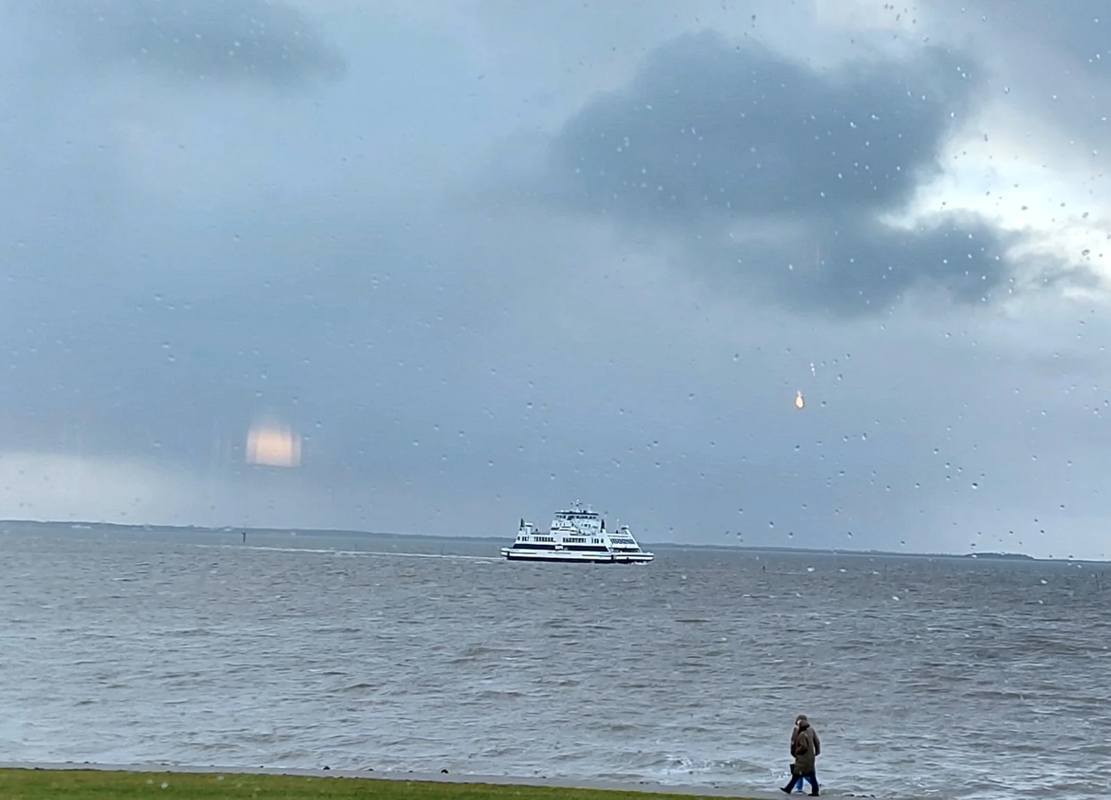 Eine Gruppe Wanderer auf einer Straßenkreuzung | © Claudia Behnke