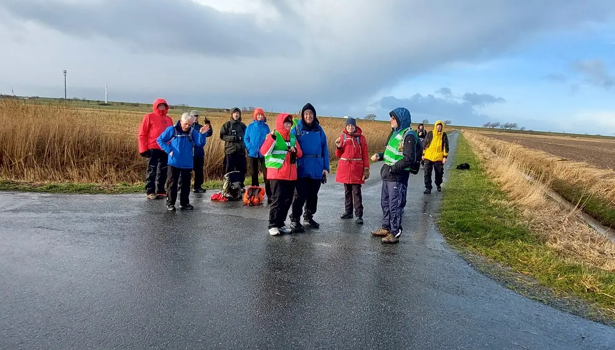 Ein Wanderer am Ufer. Im Hintergrund eine Fähre | © Claudia Behnke
