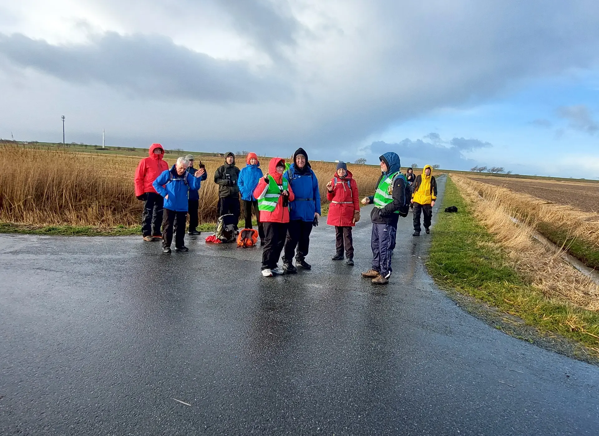 Ein Wanderer am Ufer. Im Hintergrund eine Fähre | © Claudia Behnke