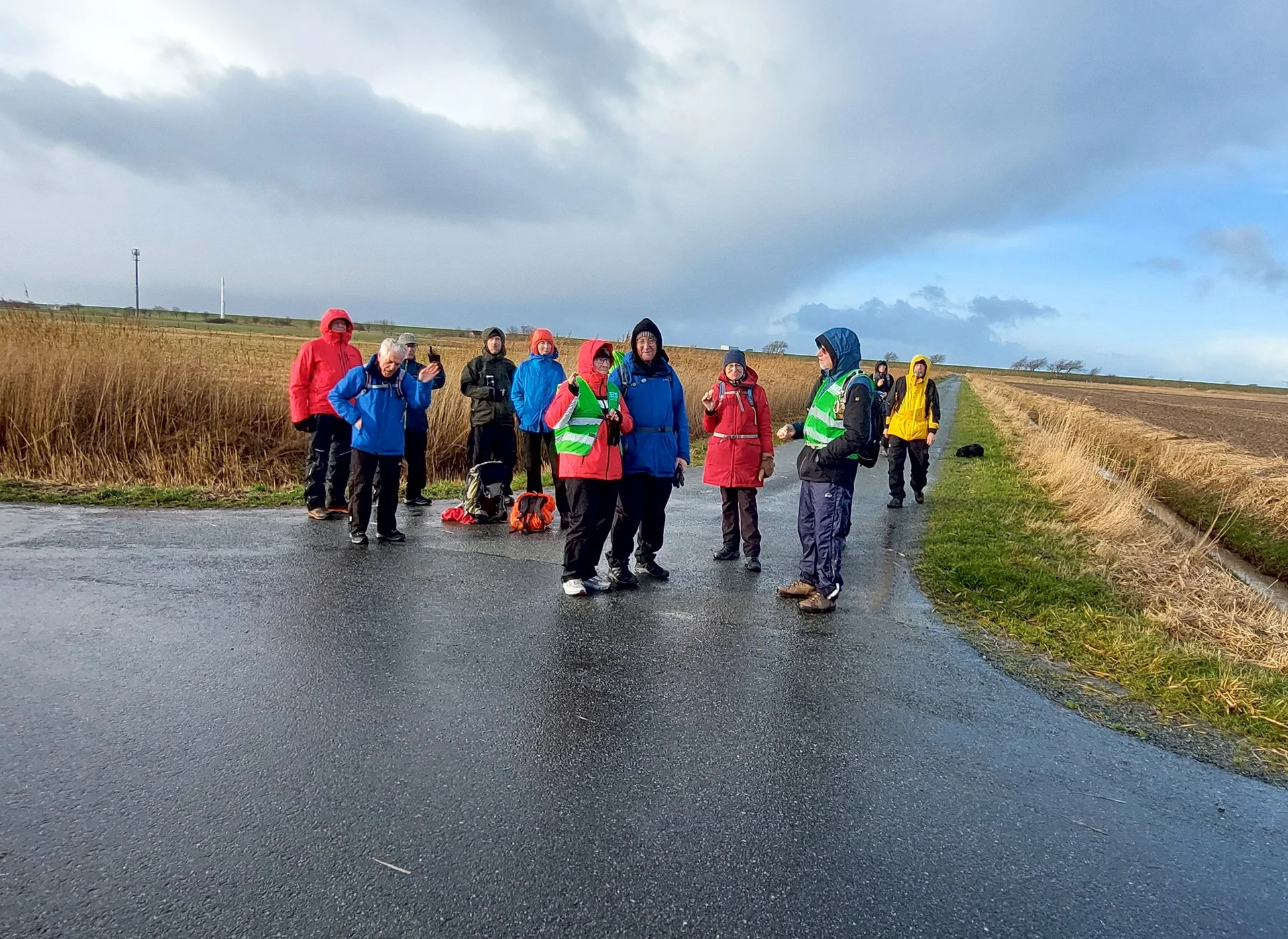 Ein Wanderer am Ufer. Im Hintergrund eine Fähre | © Claudia Behnke