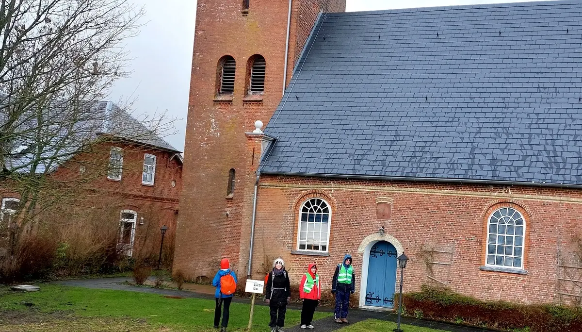 Vier Personen vor einer Kirche | © Claudia Behnke