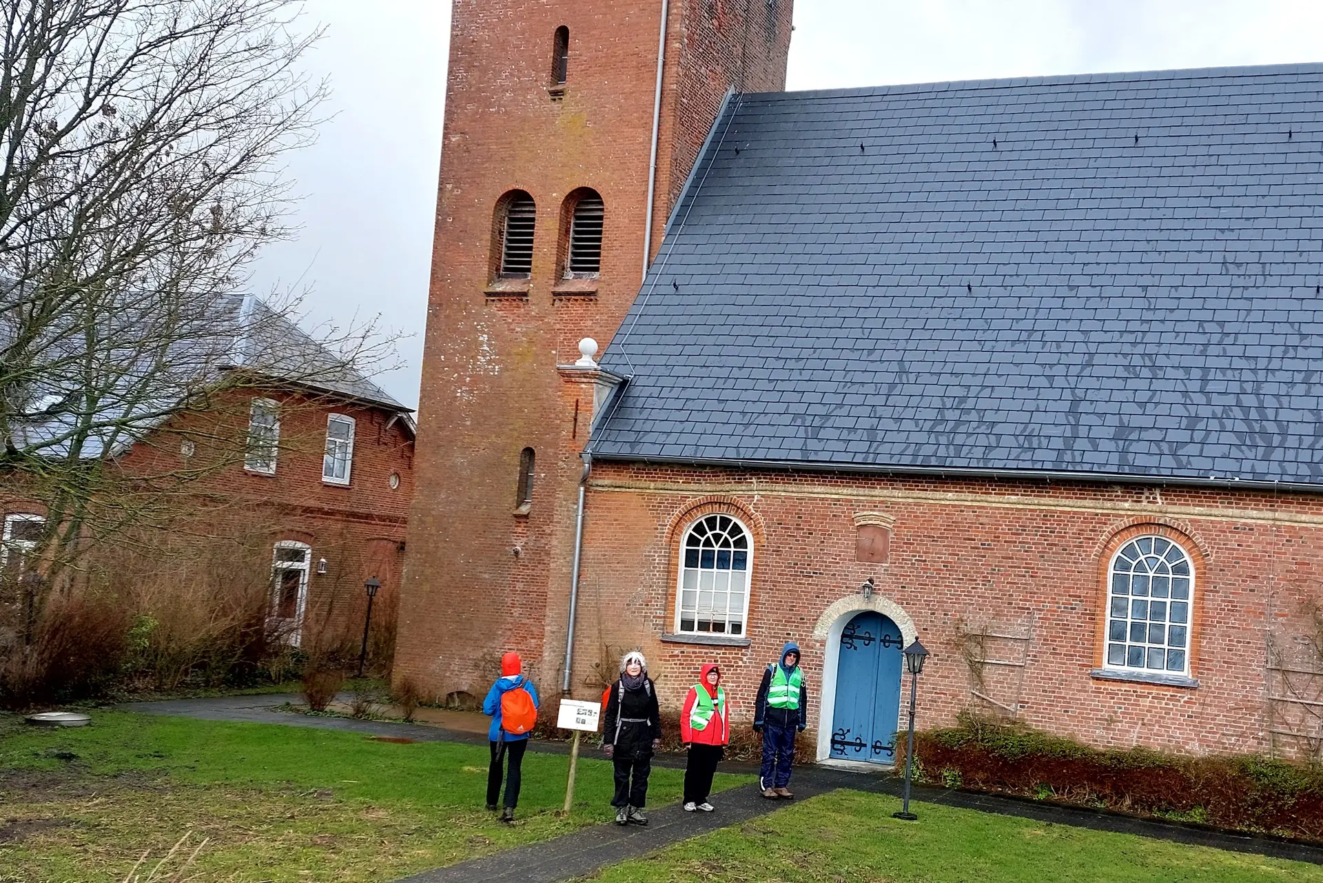 Vier Personen vor einer Kirche | © Claudia Behnke