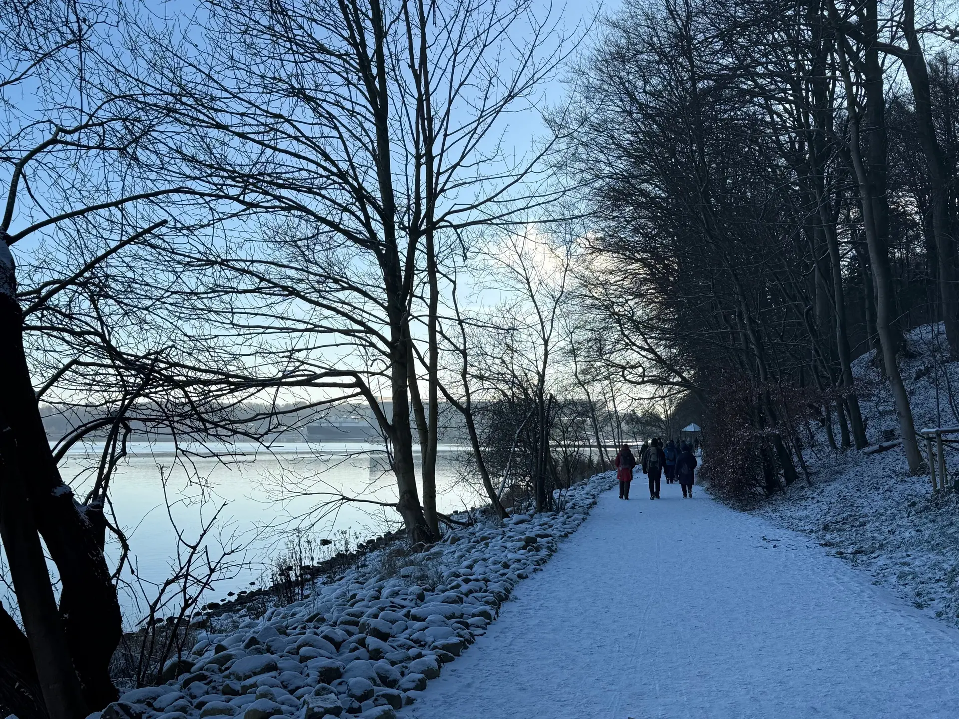 Eine Gruppe Wanderer im schneebedeckten Wald | © Gerhild Schiller