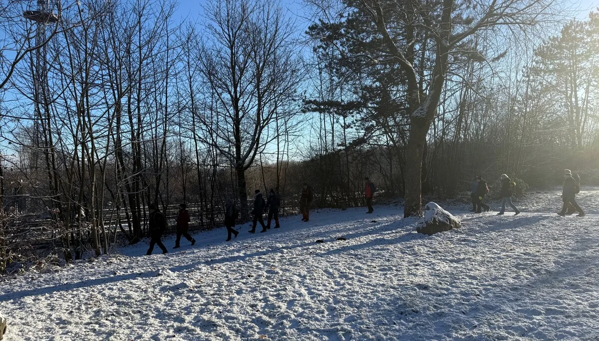 Eine Gruppe Wanderer im Winter an der Flensburger Förde | © Gerhild Schiller