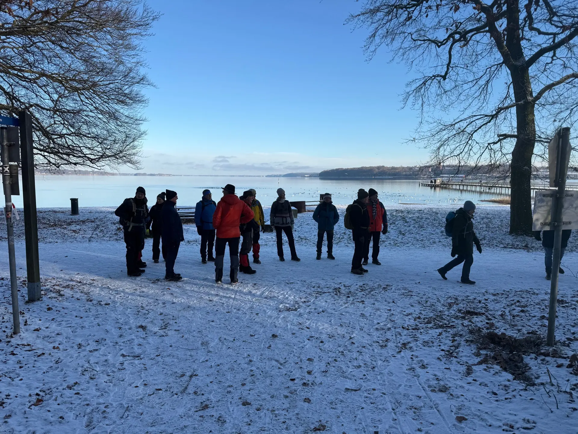 Eine Gruppe Wanderer im Winter an der Flensburger Förde | © Gerhild Schiller