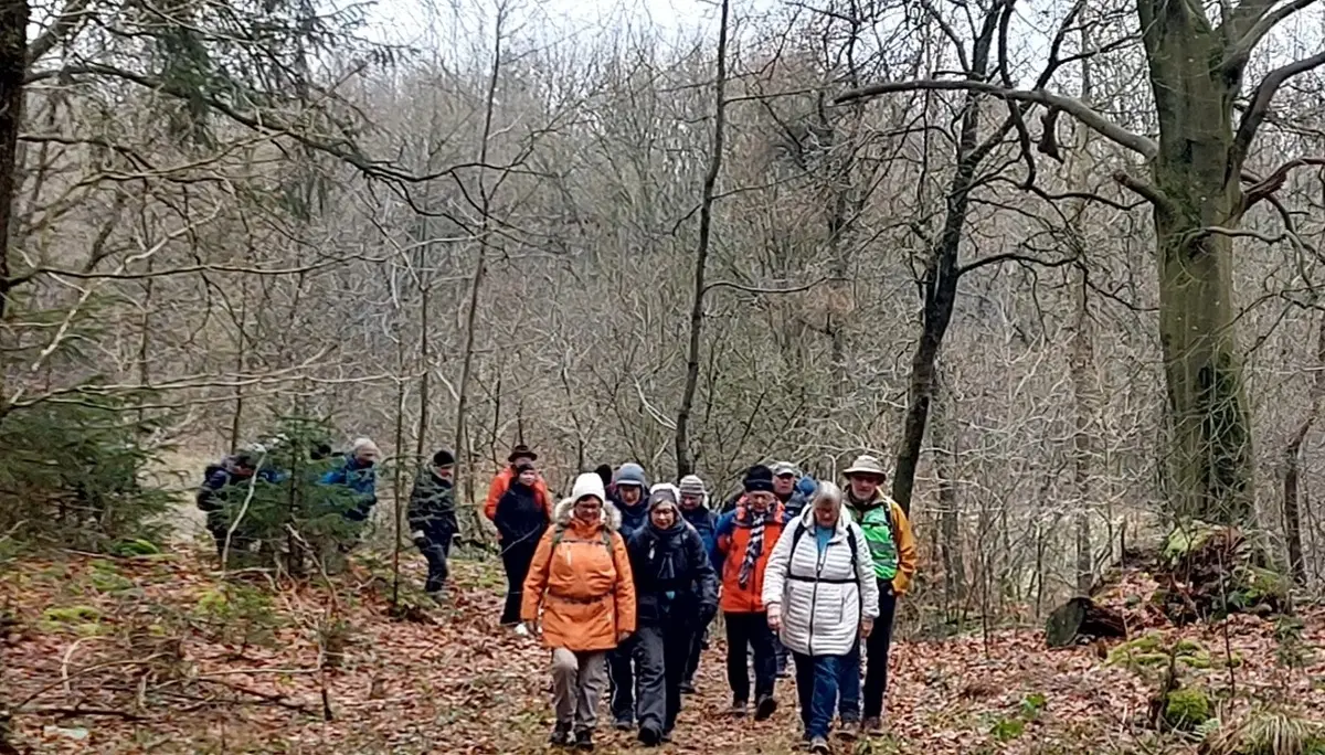 Eine Wandergruppe schaut auf eine Kirche | © Claudia Behnke