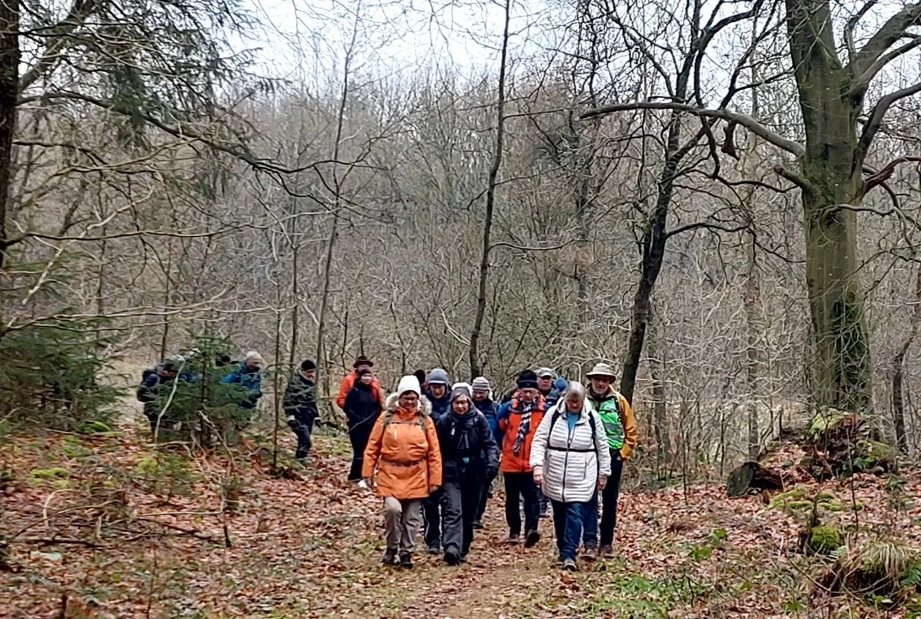 Eine Wandergruppe schaut auf eine Kirche | © Claudia Behnke