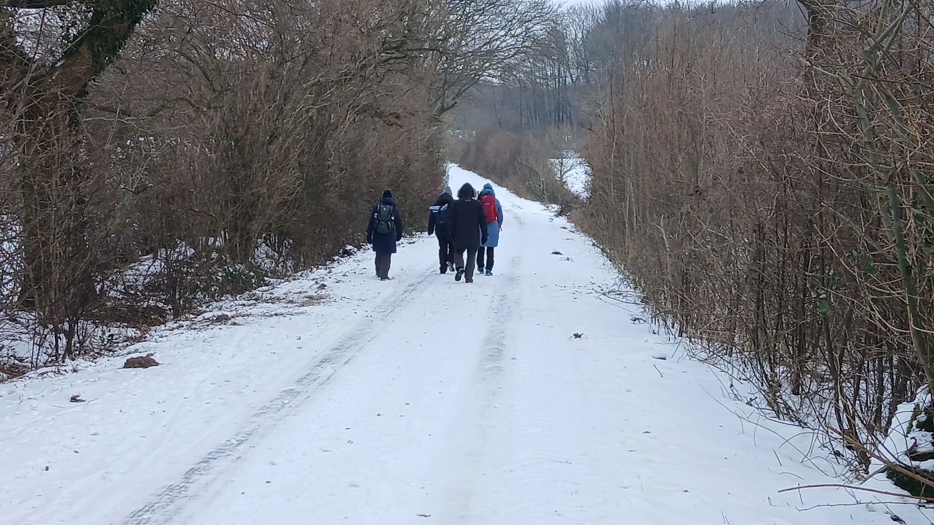 Eine Wandergruppe im Schnee | © Kai Vermehren