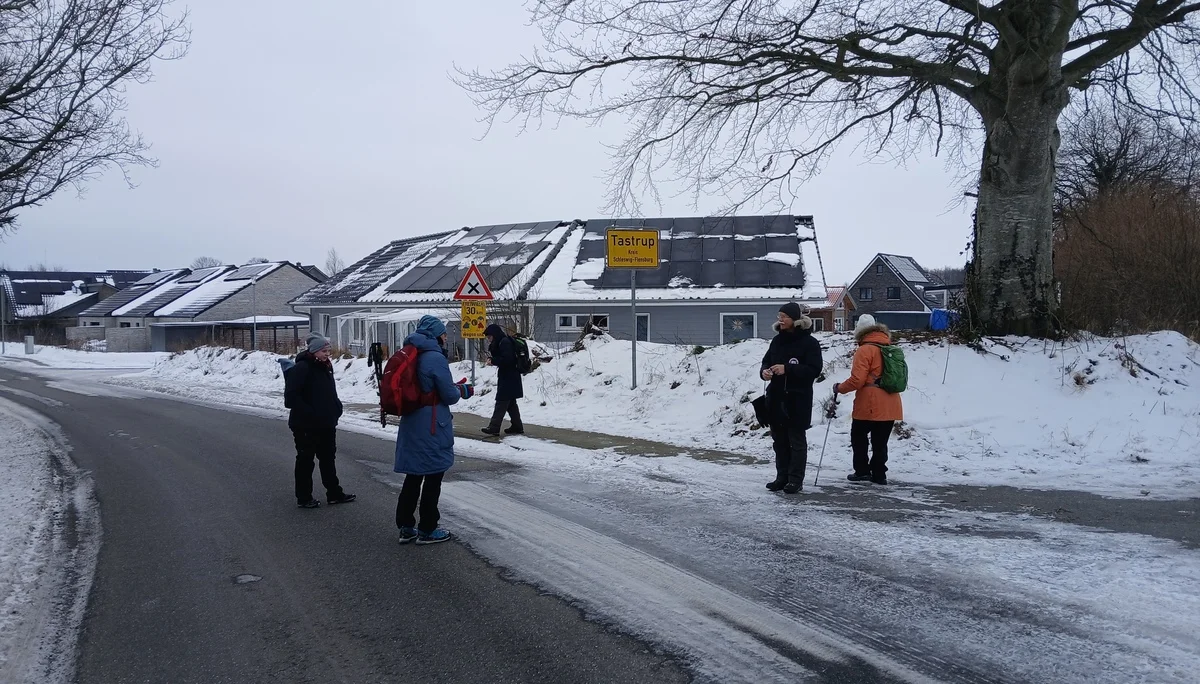 Eine Wandergruppe im Schnee | © Kai Vermehren