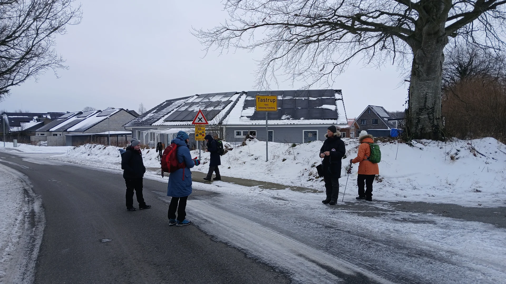 Eine Wandergruppe im Schnee | © Kai Vermehren