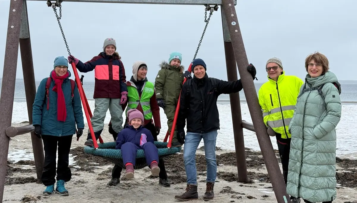 Kinder und Eltern auf einer Schaukel  am Strand in Holnis | © Fabian Schiller