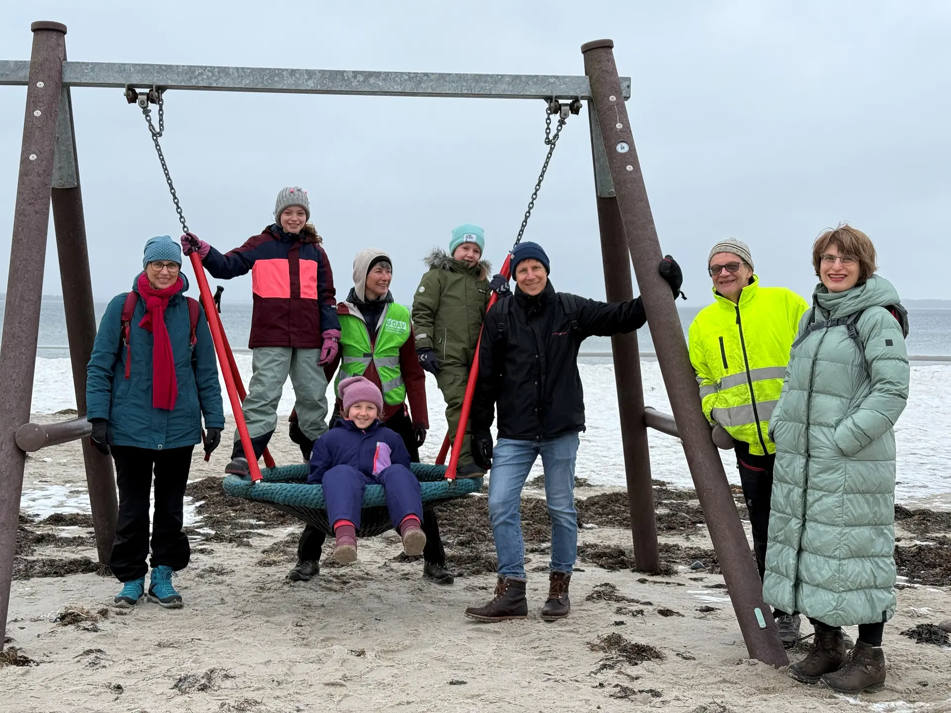 Kinder und Eltern auf einer Schaukel  am Strand in Holnis | © Fabian Schiller