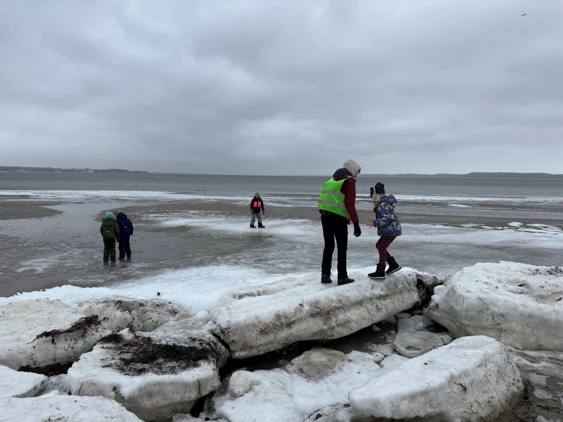 Kinder auf Eisschollen am Strand in Holnis | © Gerhild Schiller