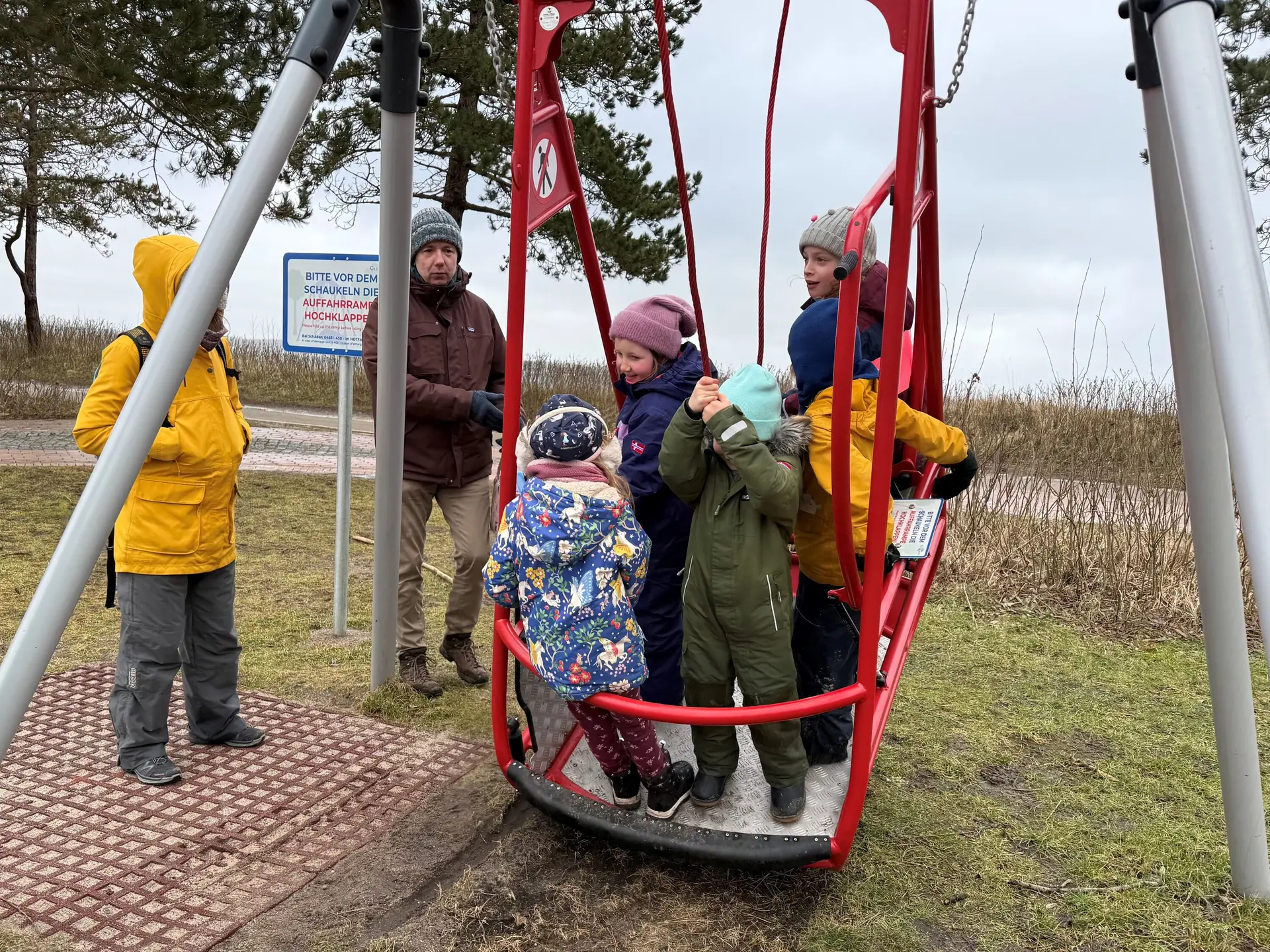 Kinder auf einer Schaukel | © Gerhild Schiller