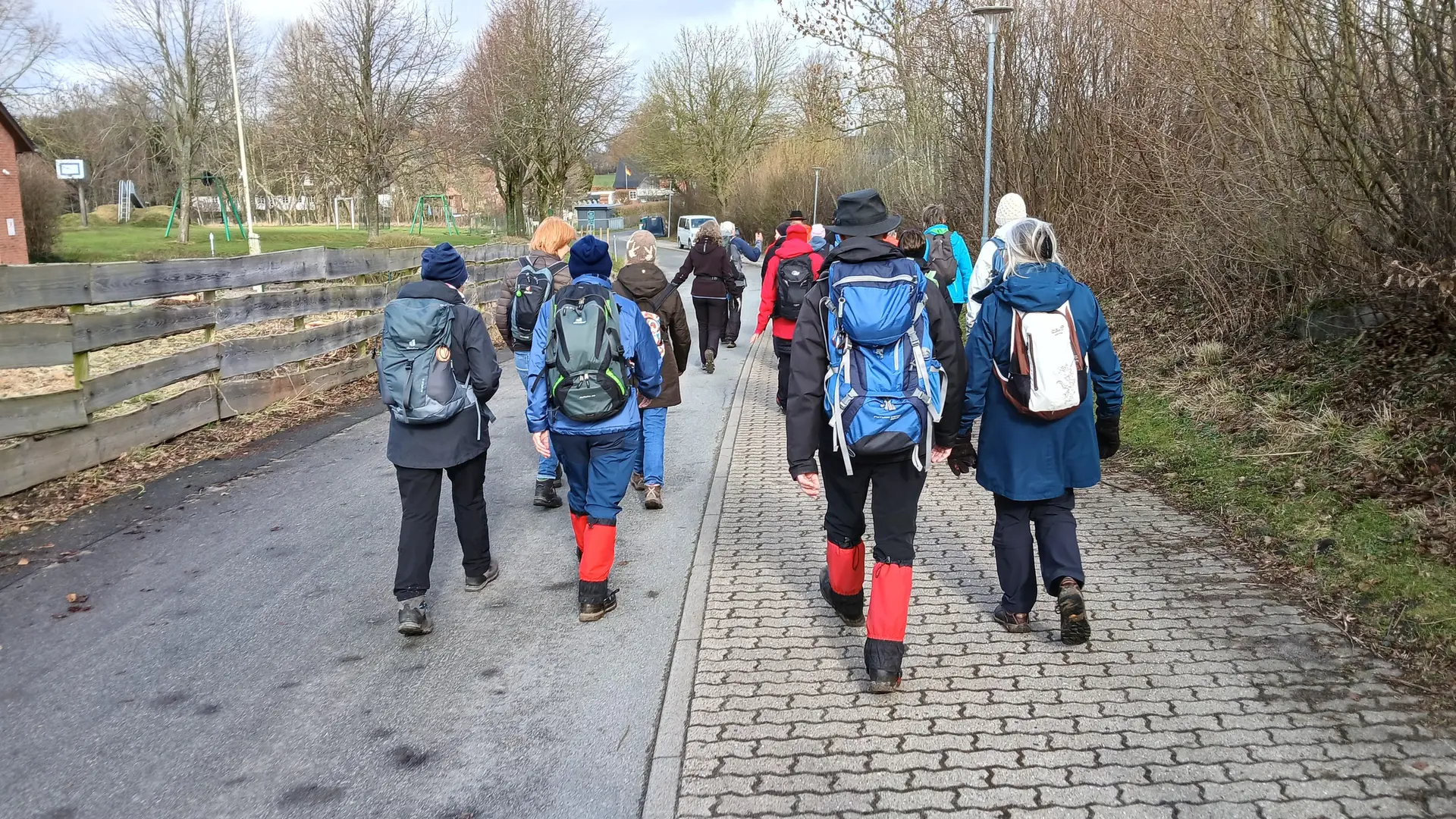 Eine Gruppe Wanderer auf einer kleinen Nebenstraße | © Kai Vermehren