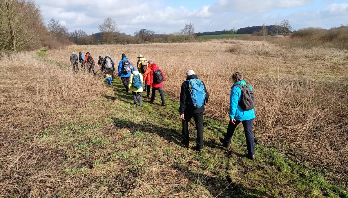 Eine Gruppe Wanderer auf einem Pfad am Winderatter See | © Kai Vermehren