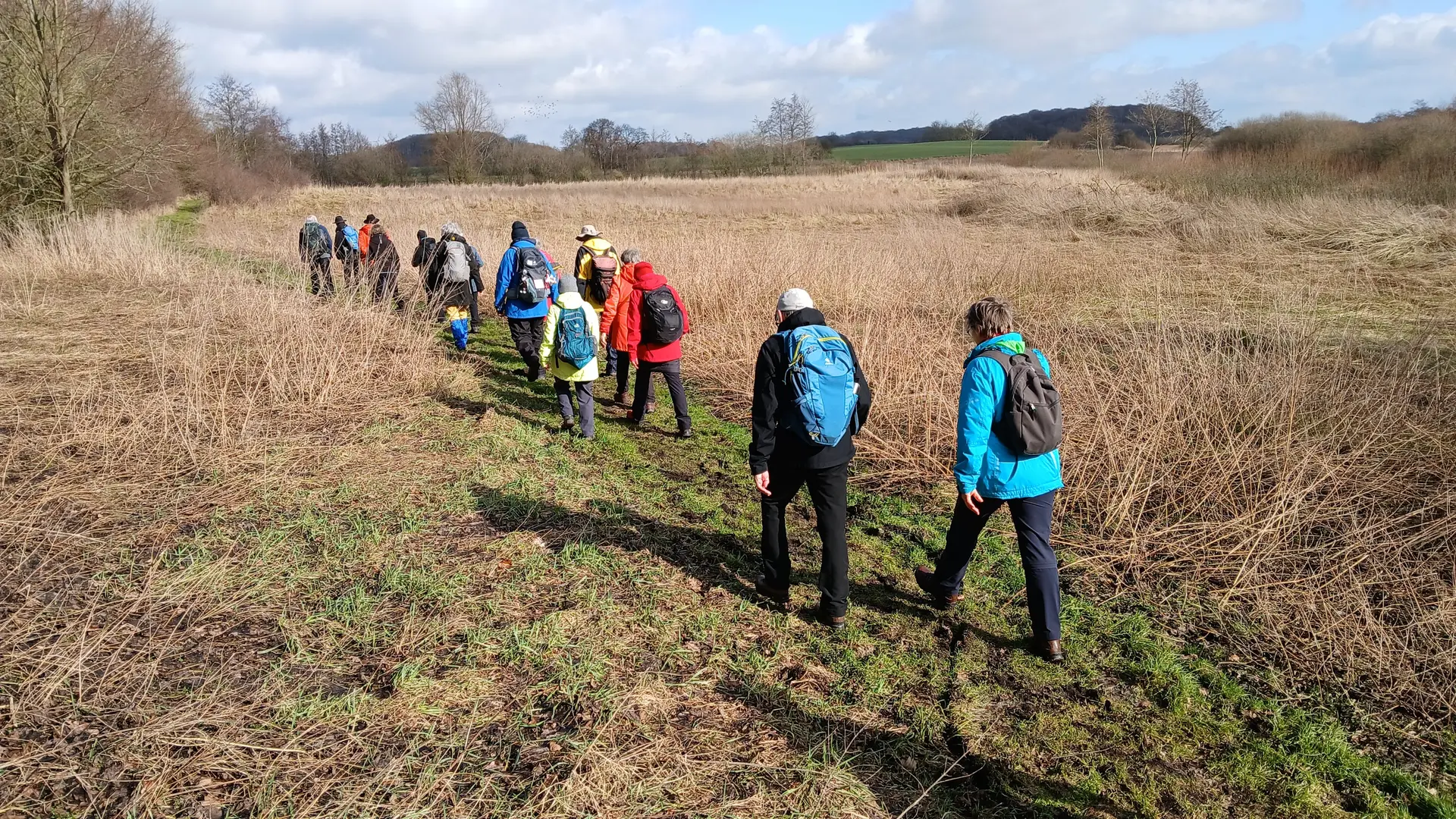 Eine Gruppe Wanderer auf einem Pfad am Winderatter See | © Kai Vermehren