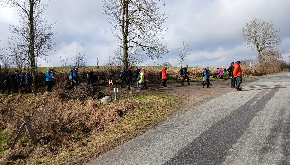 Eine Gruppe Wanderer an einer Straßenkreuzung | © Kai Vermehren