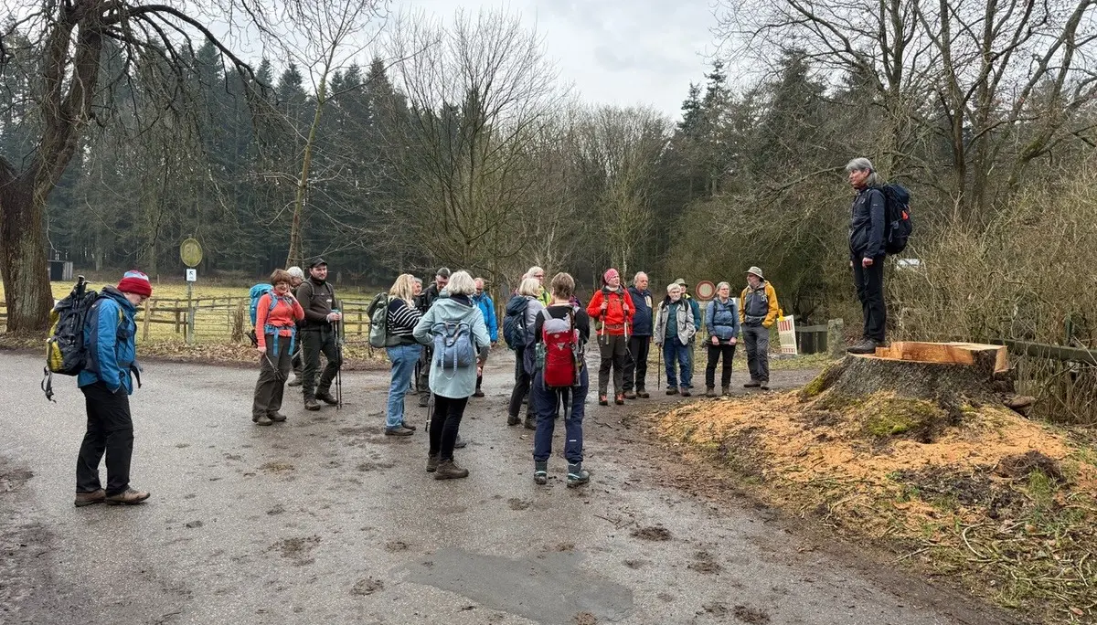 Eine Gruppe Wandernde an einer Straßenkreuzung | © Gerhild Schiller
