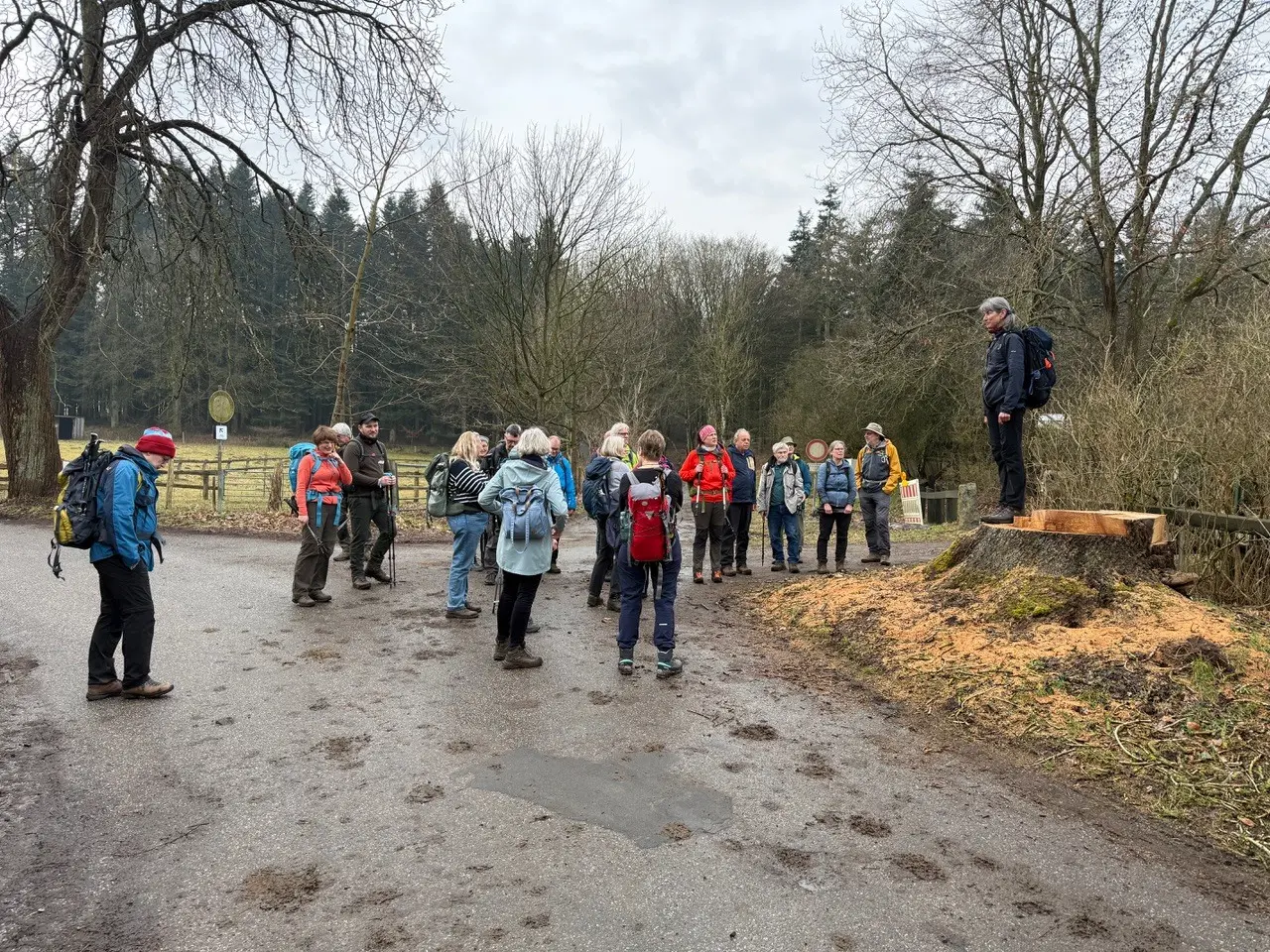 Eine Gruppe Wandernde an einer Straßenkreuzung | © Gerhild Schiller
