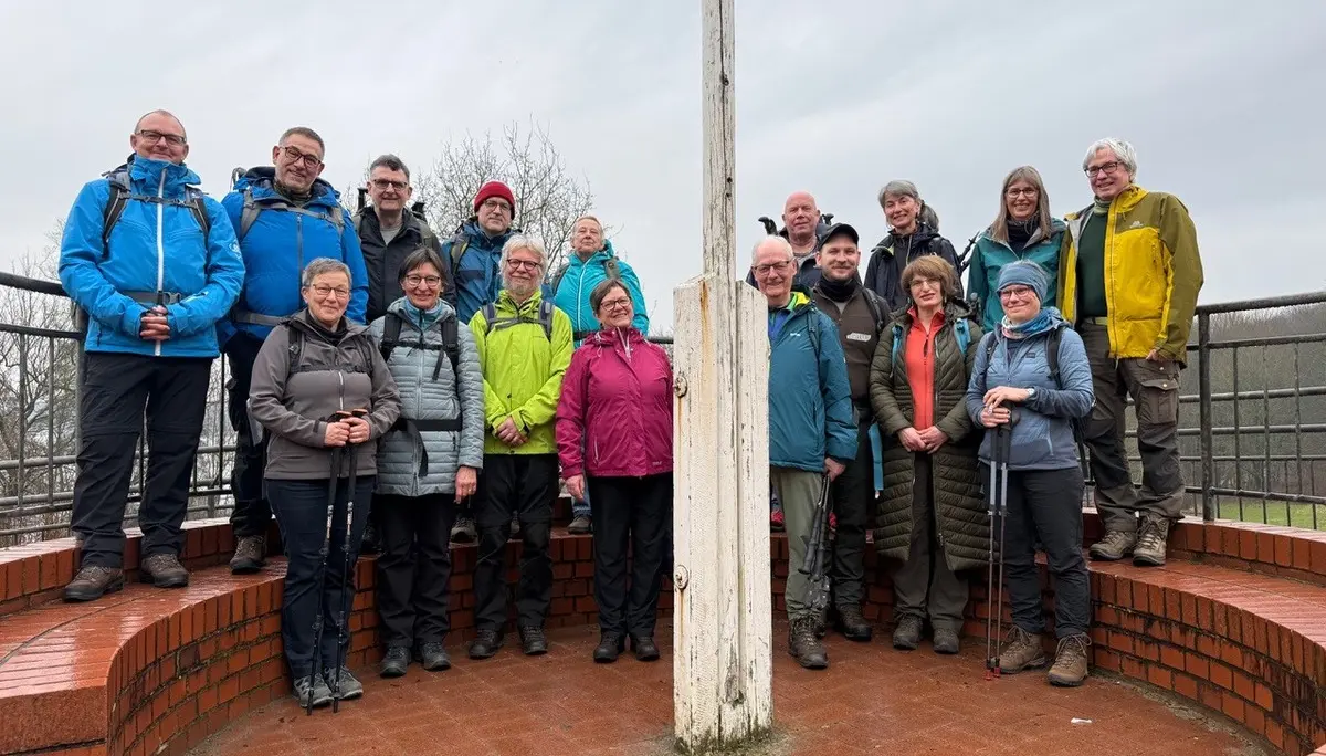 Eine Gruppe Wandernde auf einem Parkplatz | © Gerhild Schiller
