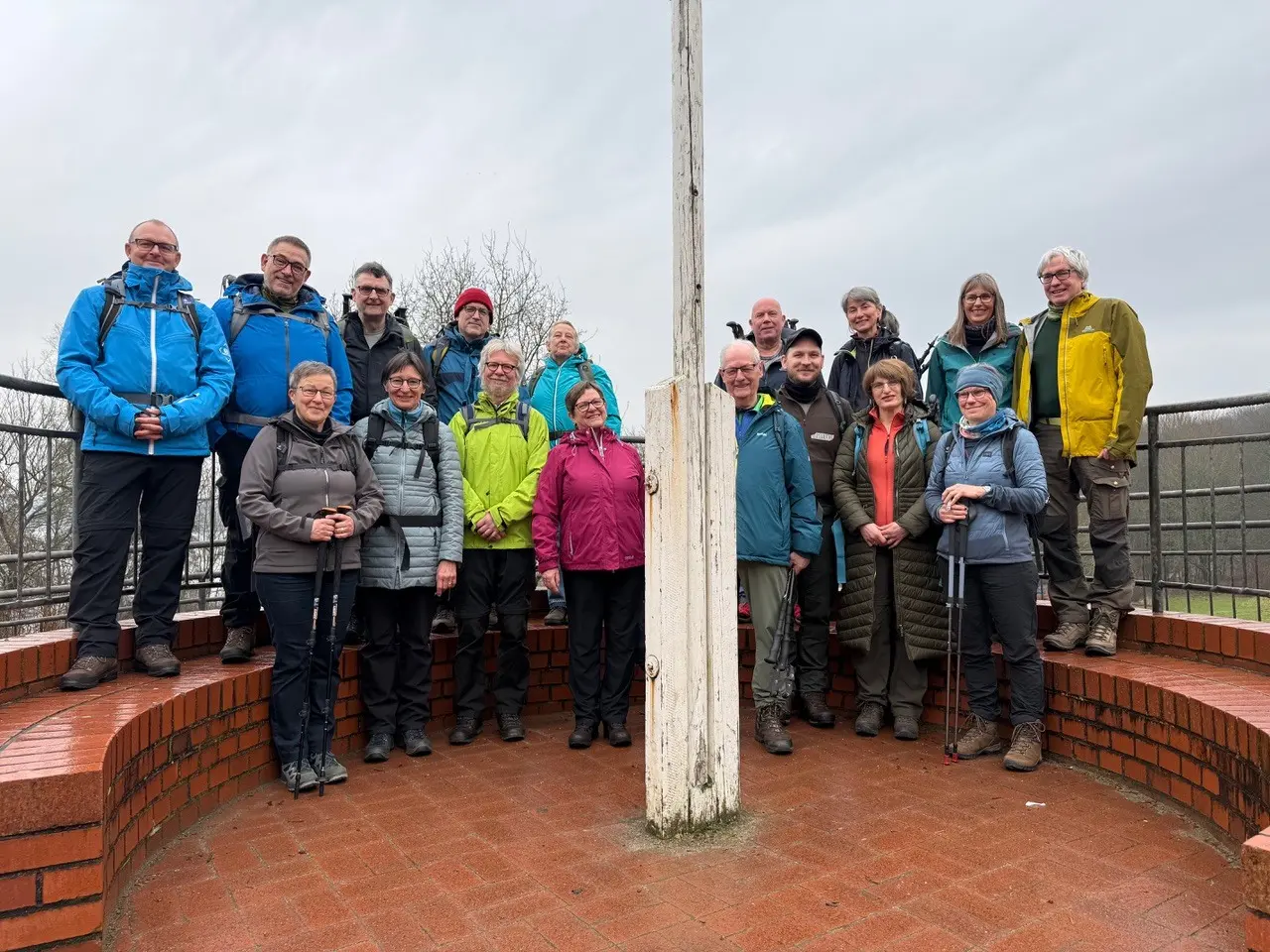 Eine Gruppe Wandernde auf einem Parkplatz | © Gerhild Schiller