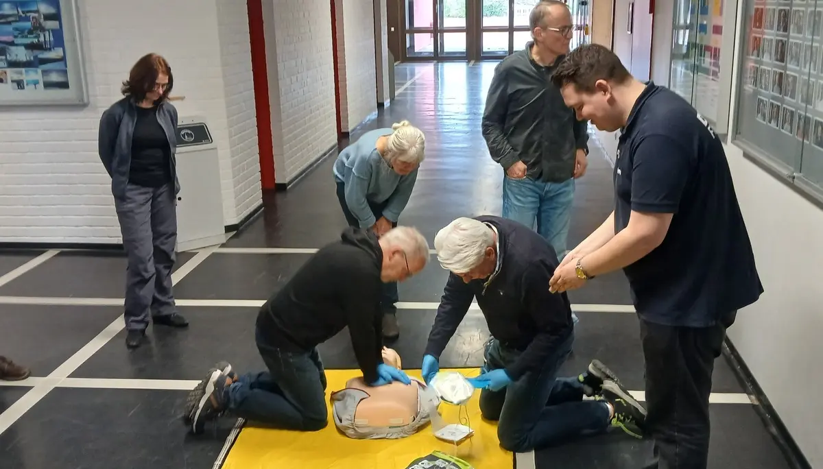 Eine Gruppe Menschen bei der Ersten-Hilfe-Ausbildung | © Kai Vermehren