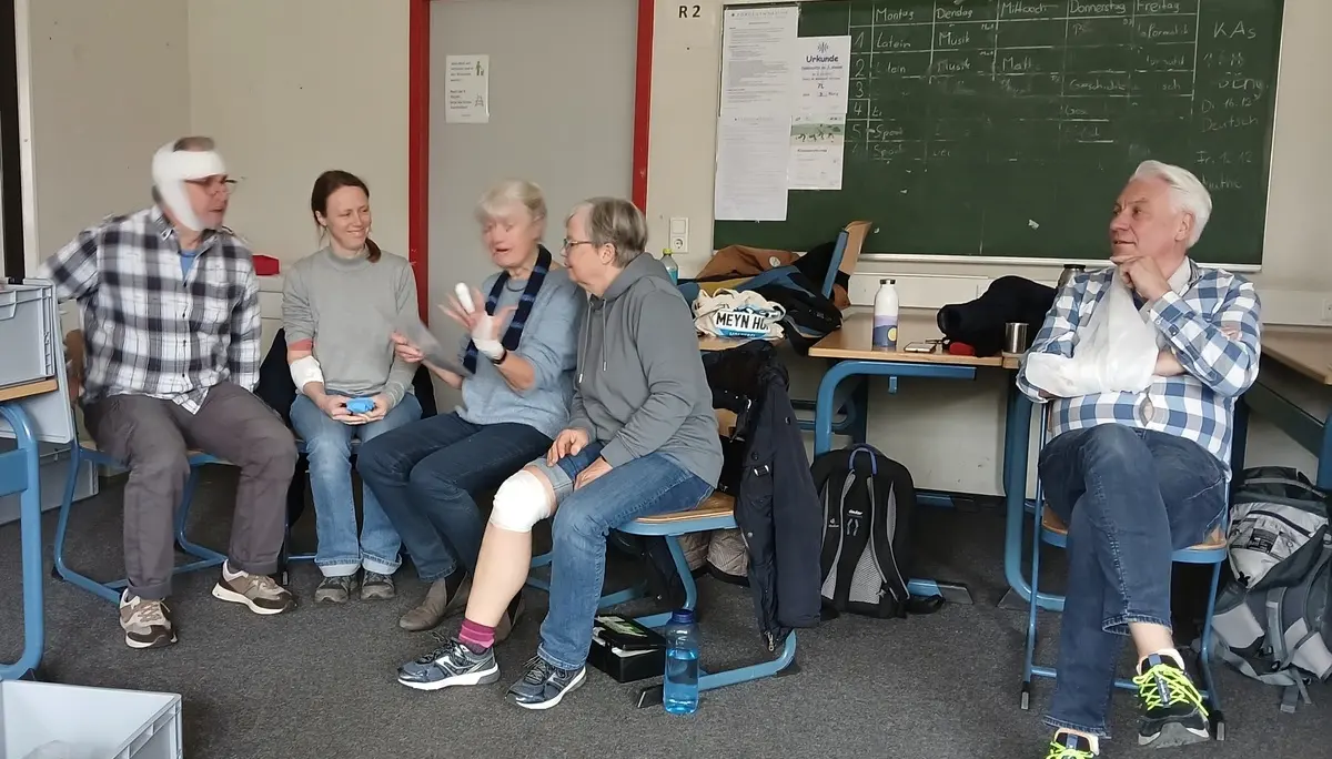 Eine Gruppe Menschen bei der Ersten-Hilfe-Ausbildung | © Kai Vermehren