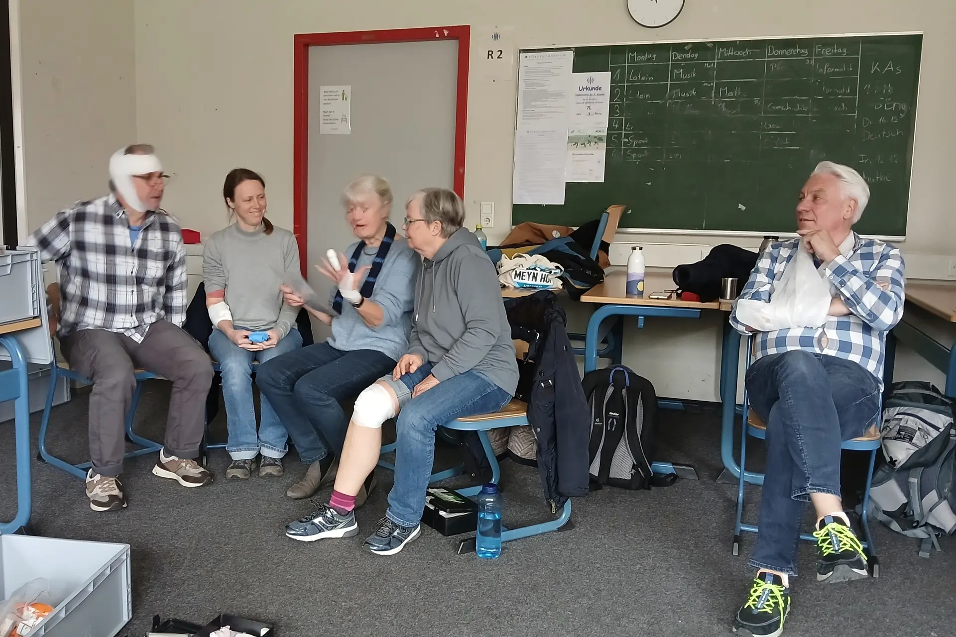 Eine Gruppe Menschen bei der Ersten-Hilfe-Ausbildung | © Kai Vermehren