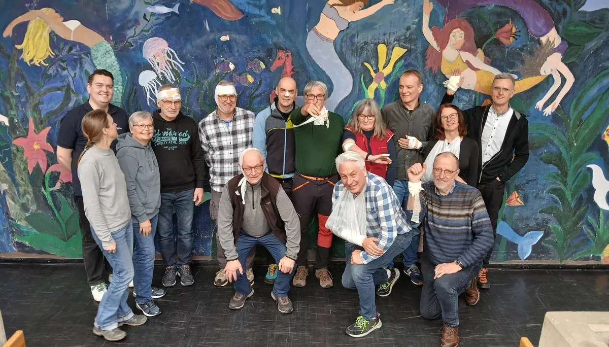Eine Gruppe Menschen bei der Ersten-Hilfe-Ausbildung | © Kai Vermehren