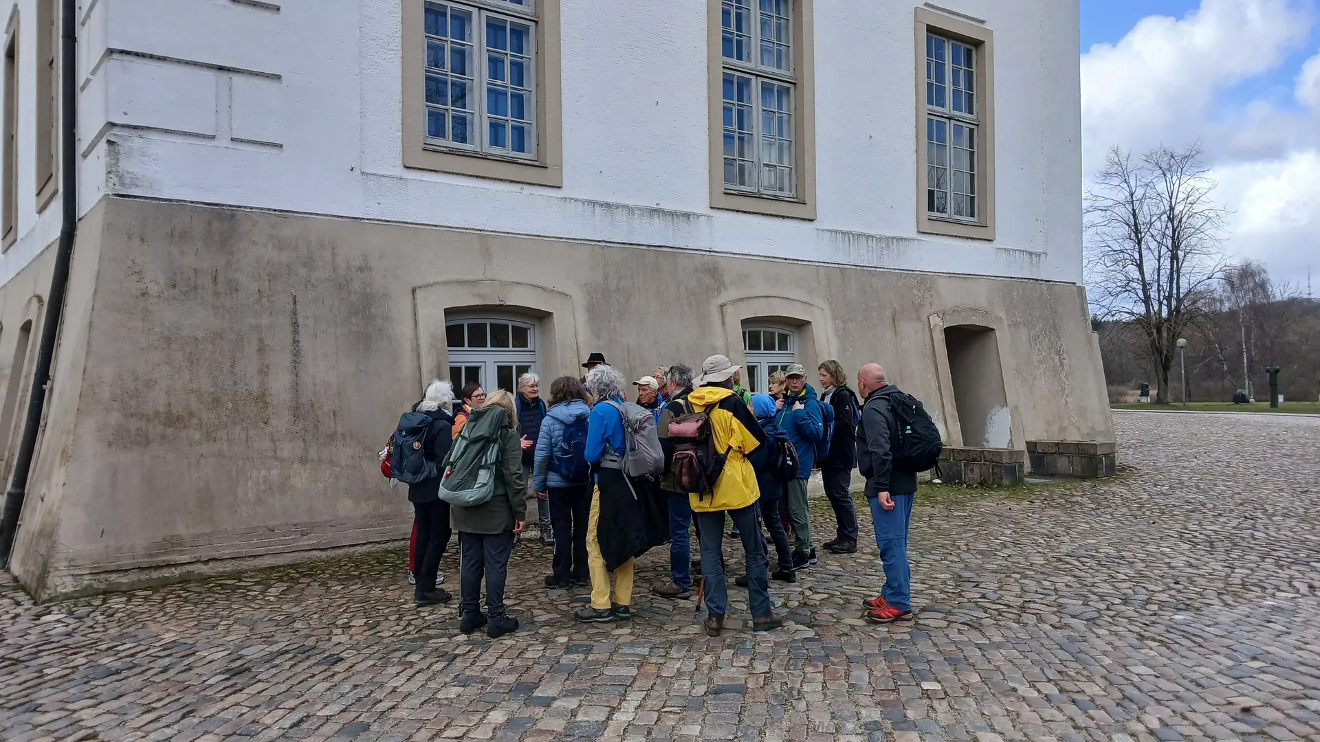 Eine Gruppe Wanderer im Schloßpark Schleswig | © Kai Vermehren