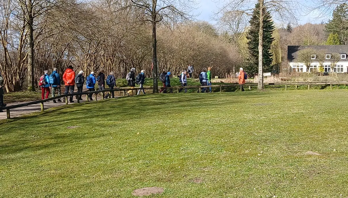 Eine Gruppe Wanderer im Wald bei einer Pause | © Kai Vermehren