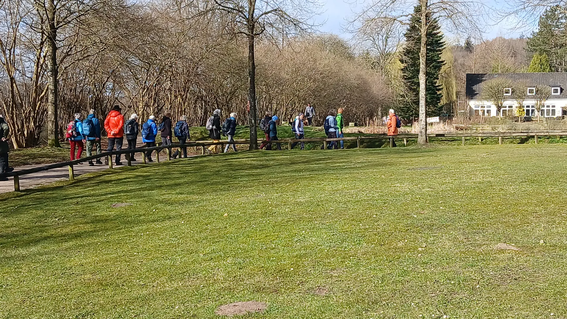Eine Gruppe Wanderer im Wald bei einer Pause | © Kai Vermehren