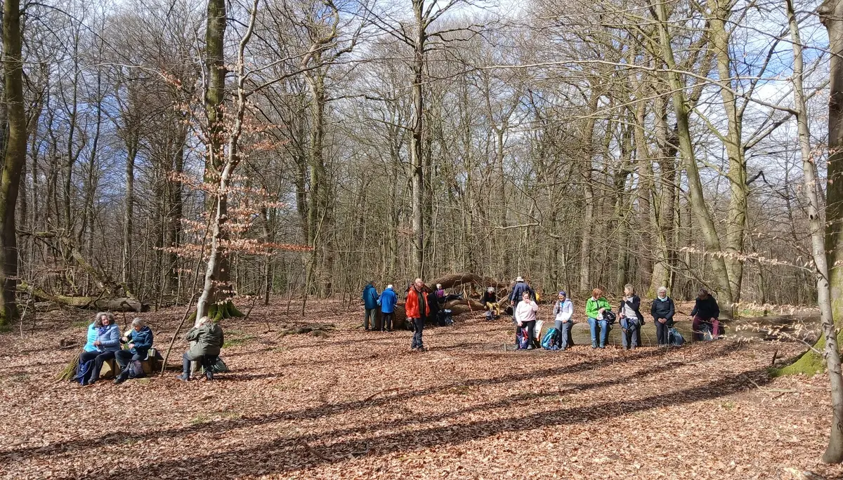 Eine Gruppe Wanderer vor dem Schloßcafe Gottorf | © Kai Vermehren