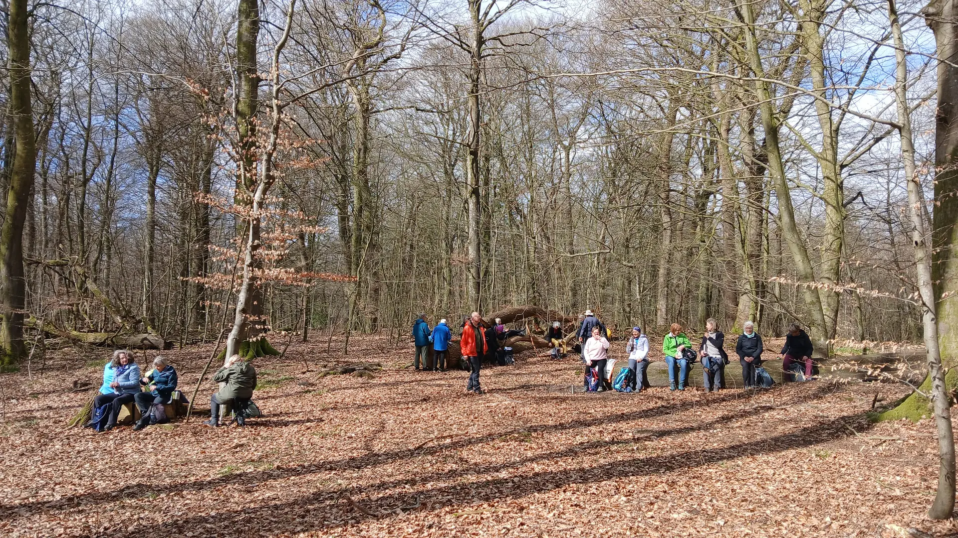 Eine Gruppe Wanderer vor dem Schloßcafe Gottorf | © Kai Vermehren