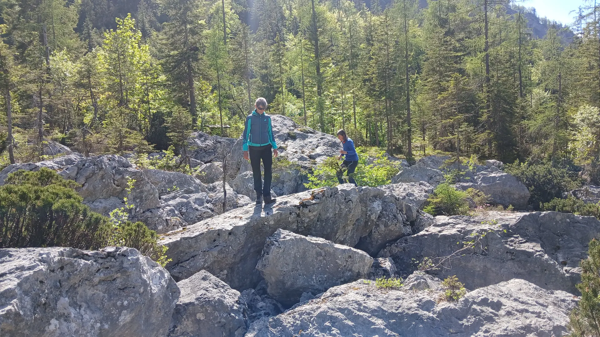Zwei Wanderinnen auf einem Blockfeld | © Kai Vermehren