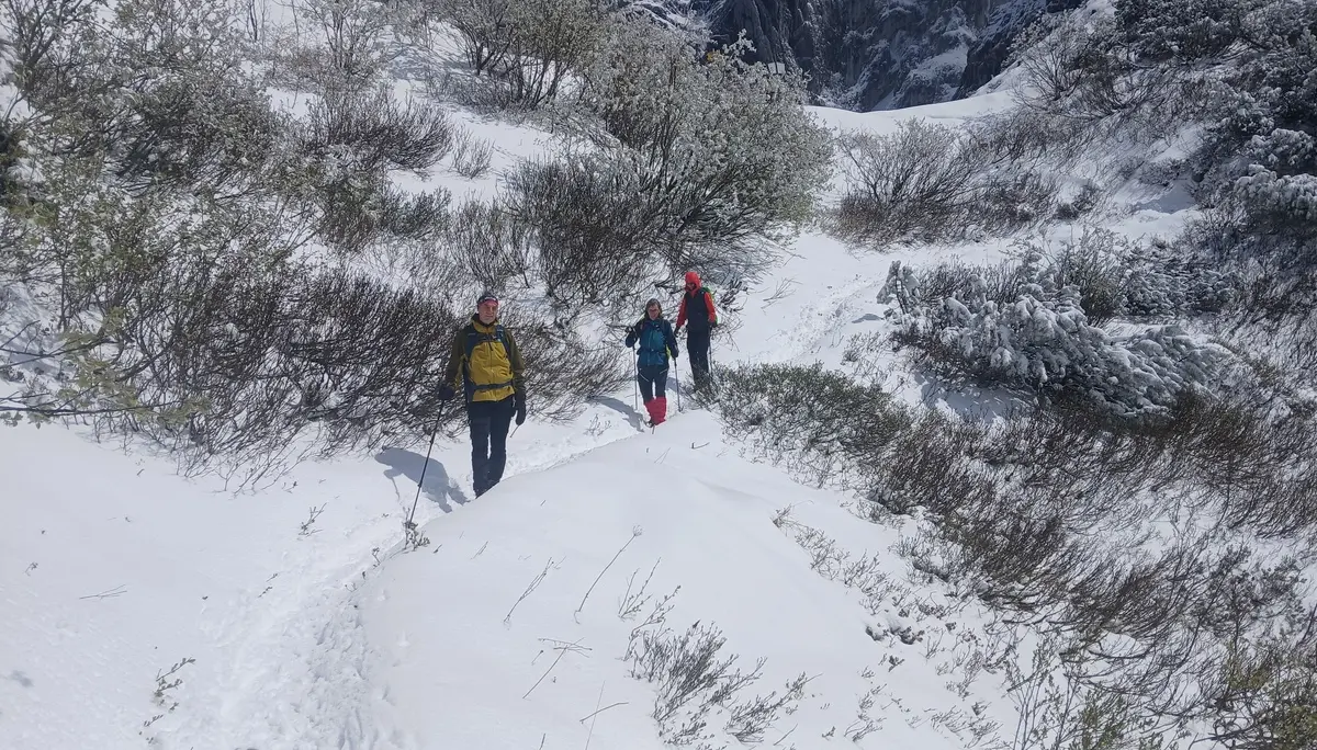 Drei Wandernde im Schnee | © Kai Vermehren
