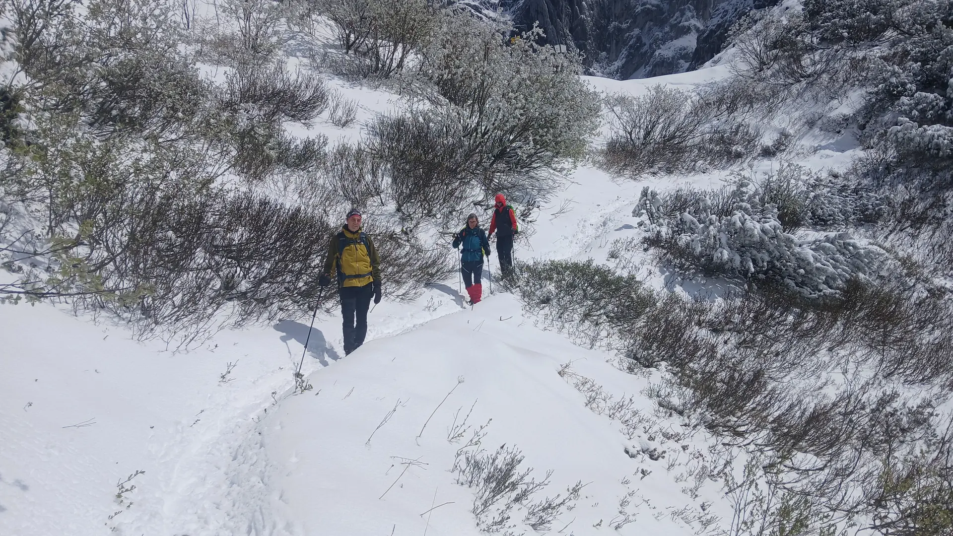 Drei Wandernde im Schnee | © Kai Vermehren