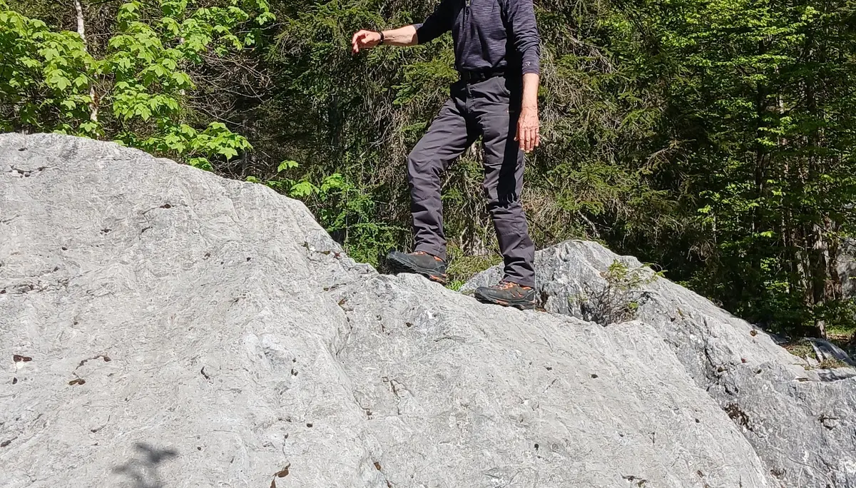 Ein Wanderer auf einem Felsblock | © Gerhild Schiller
